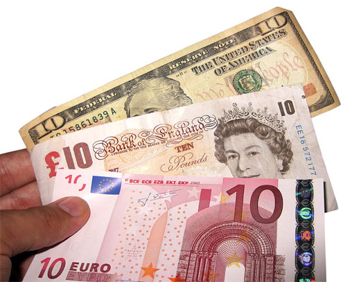 Billetes con un valor nominal de diez en dólares de los Estados Unidos, libras esterlinas emitidas por el Banco de Inglaterra y euros.

