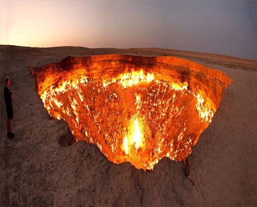 La Puerta del Infierno, un yacimiento de gas natural en llamas en Derweze, Turkmenistán. Esta imagen está hecha a partir de tres tomas de 17 mm unidas y el campo de visión (~170°) es más grande de lo que parece (el campo tiene aproximadamente el tamaño de dos canchas de baloncesto).
