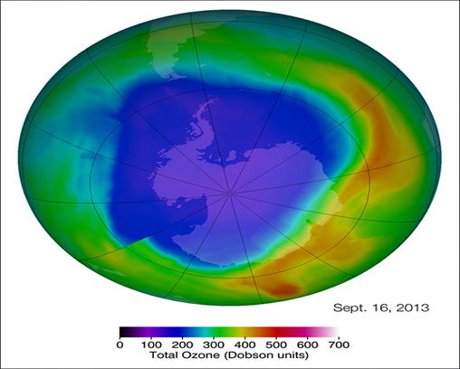 Tierra con una capa de ozono cada vez más delgada sobre la región antártica.  
