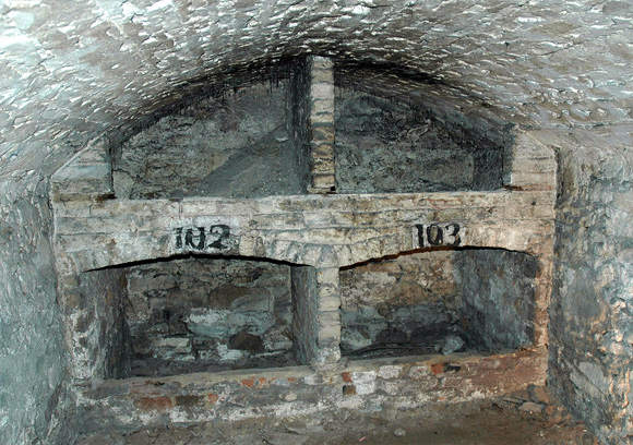 Una de las bóvedas utilizadas como espacio de almacenamiento
