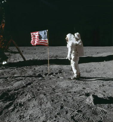 El astronauta del Apolo 11 Aldrin saludando a la bandera en la Base Tranquility.