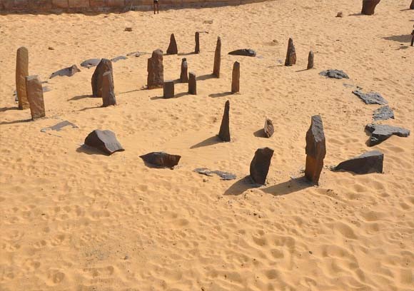 Cercle du calendrier de Nabta Playa, reconstitué au musée d’Assouan en Nubie.  
