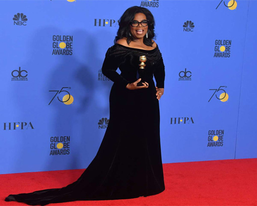 L’actrice et animatrice de talk-show télévisé Oprah Winfrey pose avec le prix Cecil B. DeMille lors de la 75e cérémonie des Golden Globes, le 7 janvier 2018, à Beverly Hills, en Californie.