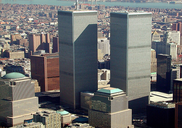 Vista aérea del World Trade Center y sus alrededores de Nueva York, con el centro de Manhattan en primer plano, mirando hacia el noreste.
