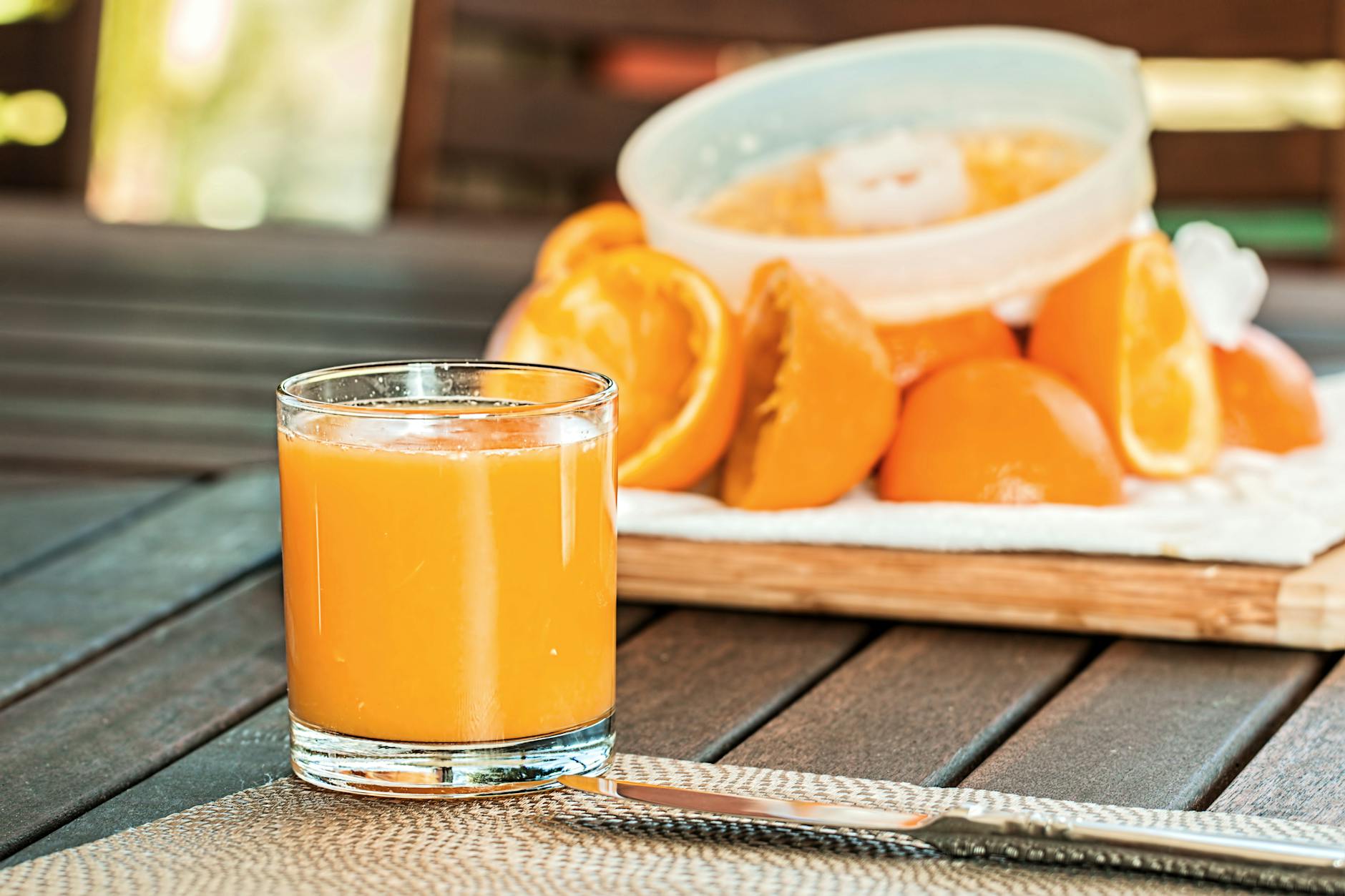 Fotografía de enfoque selectivo de zumo de naranja puro