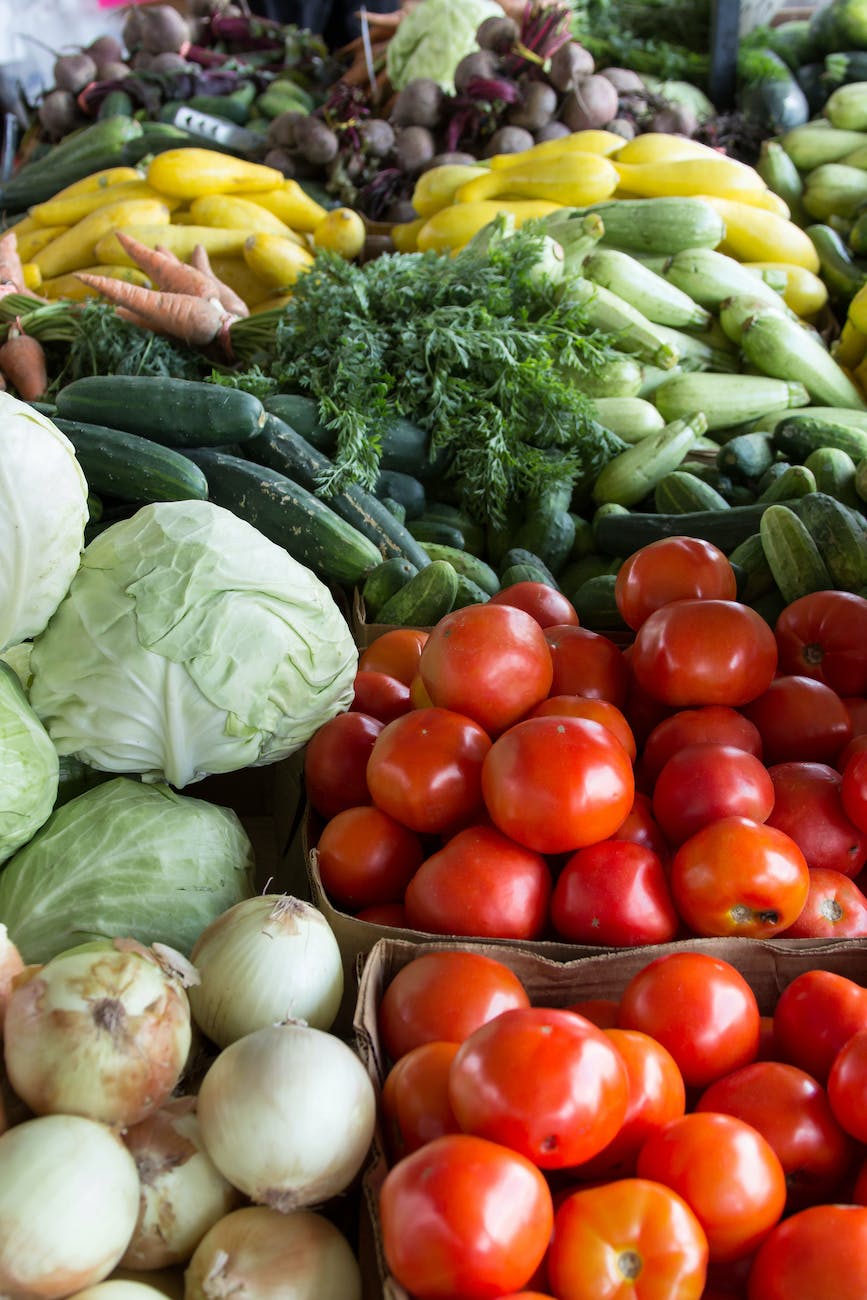 tas de variétés variées de légumes