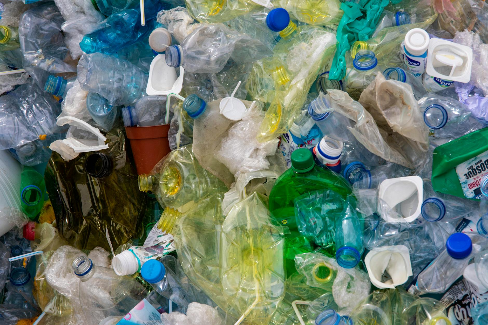 Foto de primer plano de botellas de plástico