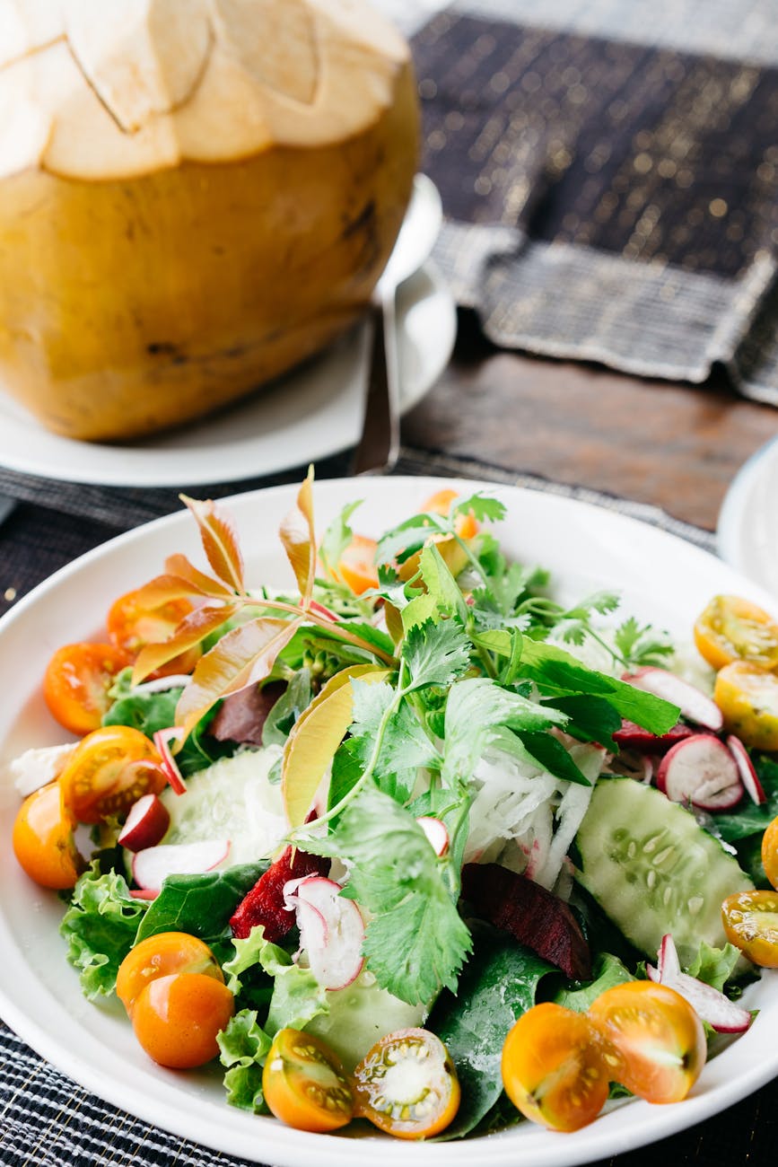 Salade de légumes sur assiette blanche