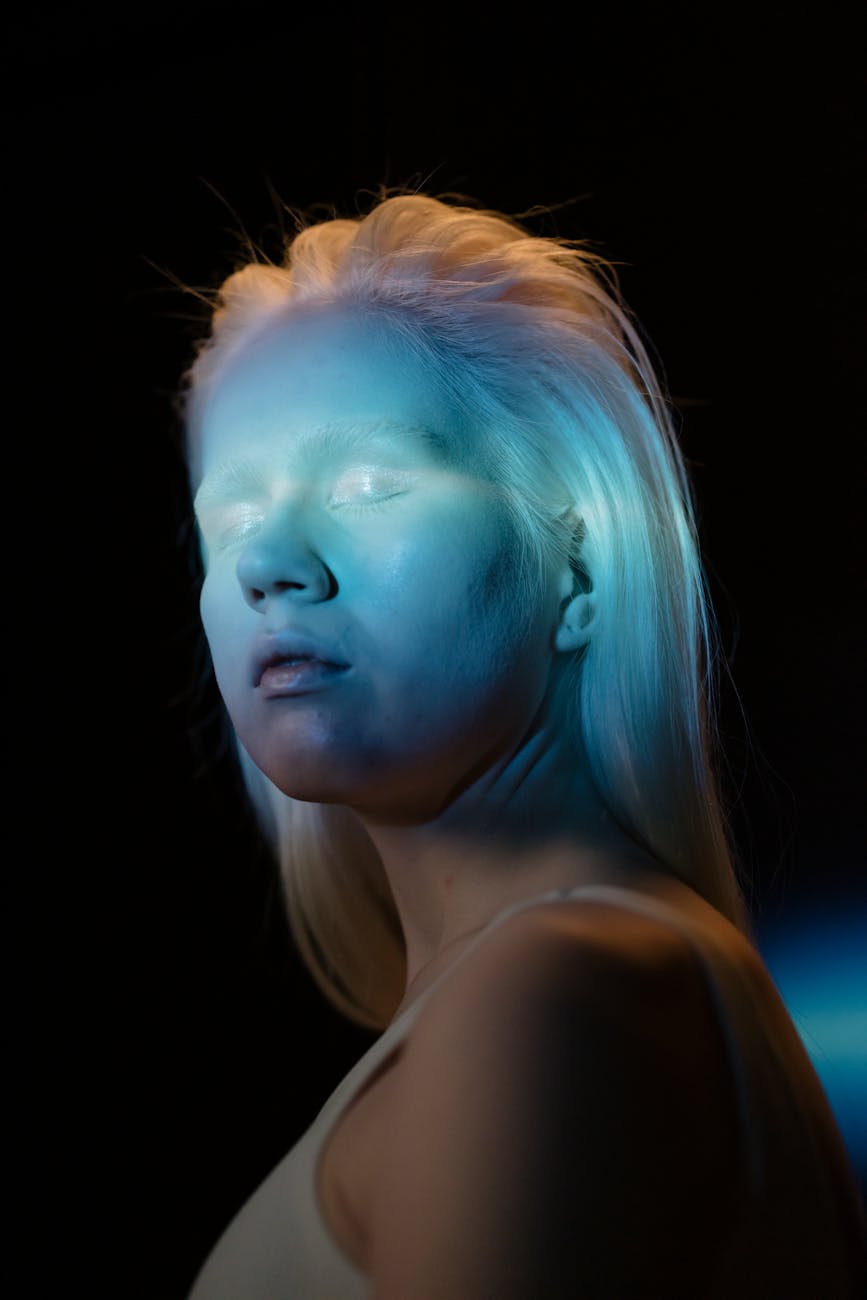 Retrato de mujer rubia en luz azul