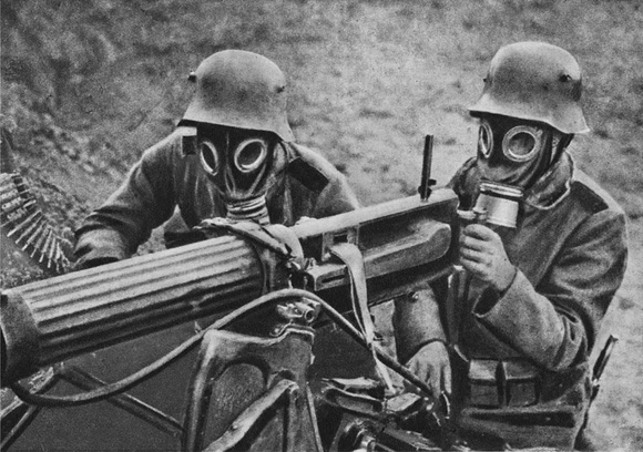 Un équipage de mitrailleuses allemandes portant des masques à gaz lors de la deuxième bataille de la Somme
