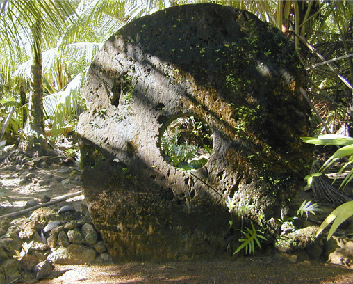 Un gran ejemplo (aproximadamente 8 pies (2,4 m) de altura) de piedra Yapese (Rai) en el pueblo de Gachpar
