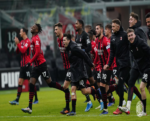 The squad celebrating at the end of Milan-Roma at Stadio San Siro on January 6, 2022. 