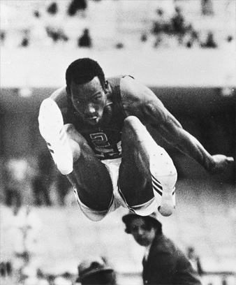 El saltador de longitud estadounidense Bob Beamon rompe el récord mundial en los Juegos Olímpicos de 1968