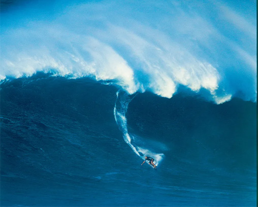Laird Hamilton surfeando una ola gigante