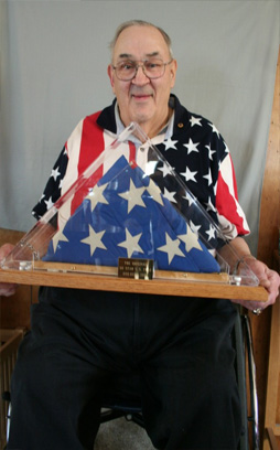 Robert G. Heft avec le drapeau américain.  
