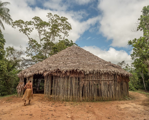 Una casa de la tribu Yagua en la Amazonía peruana