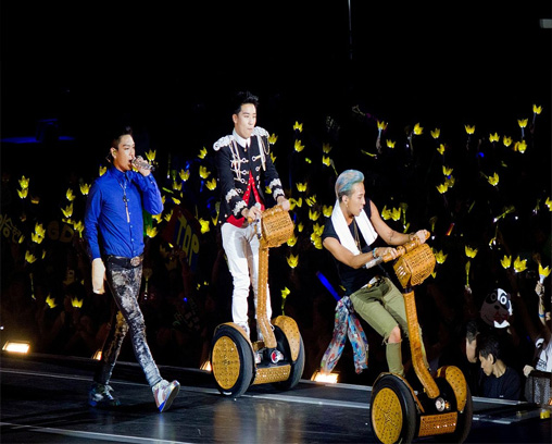 Big Bang fans (VIPs) hold crown shaped light sticks during a concert: this is the symbol of the fan club
