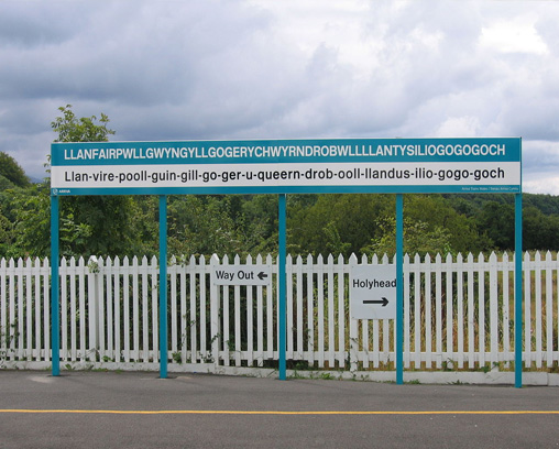 Panneau de la ville de Llanfairpwllgwyngyllgogerychwyrndrobwllllantysiliogogogoch

