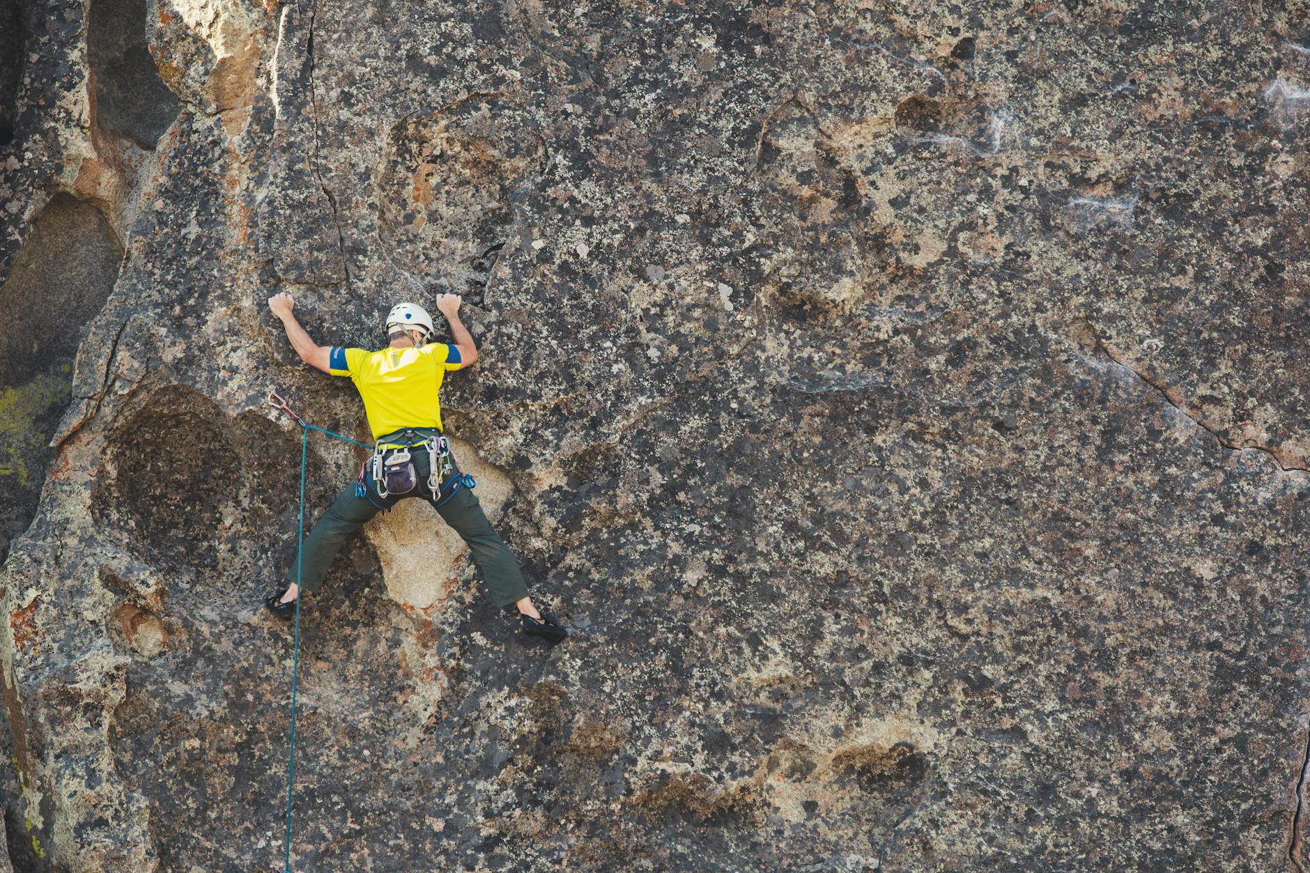 hombre haciendo escalada en roca al aire libre