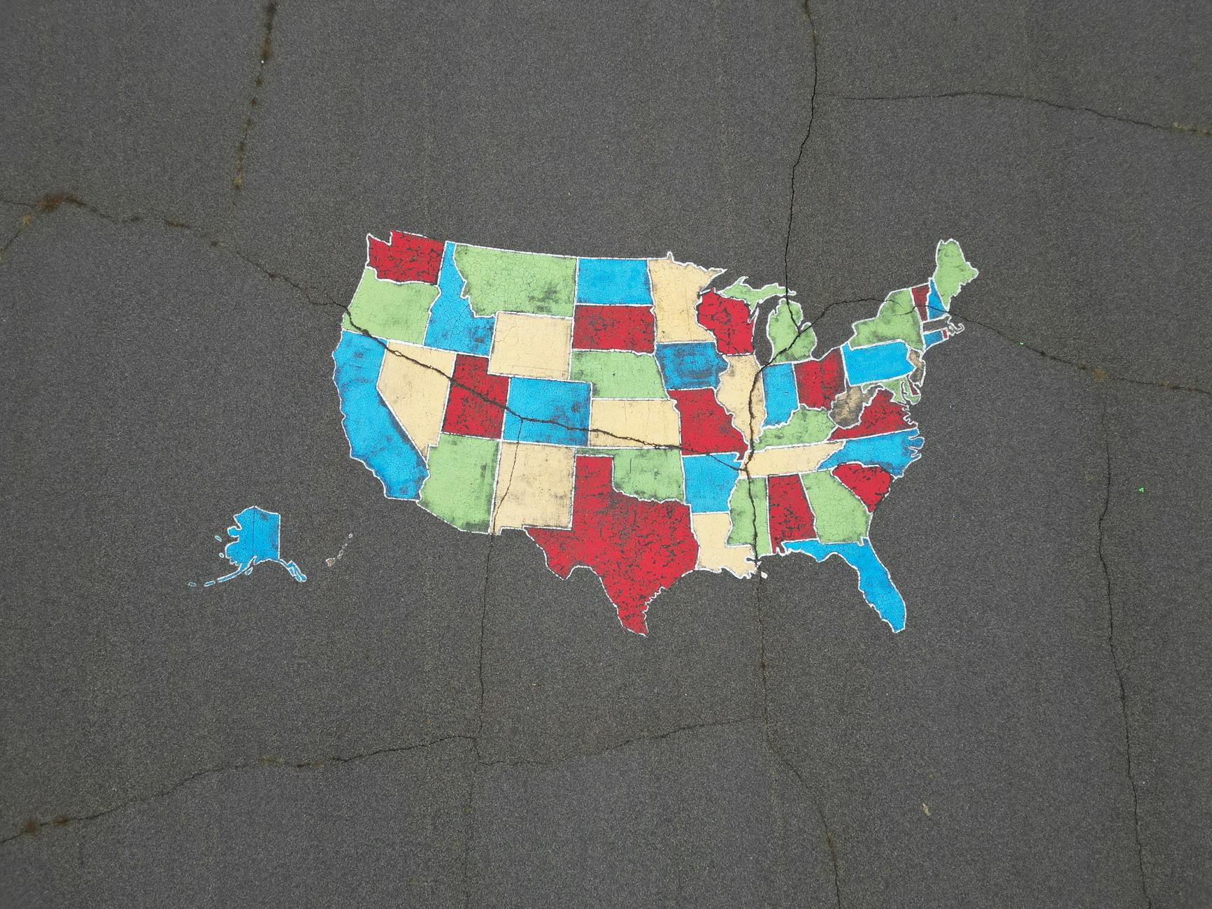 Mapa colorido de EE. UU. en asfalto