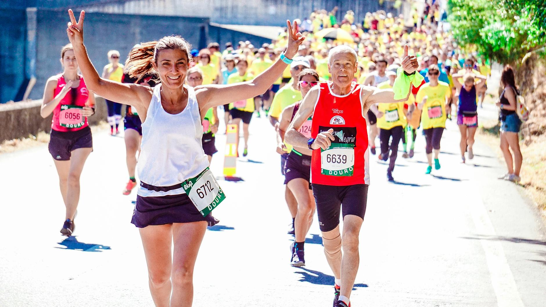 Coureurs et coureuses sur un marathon