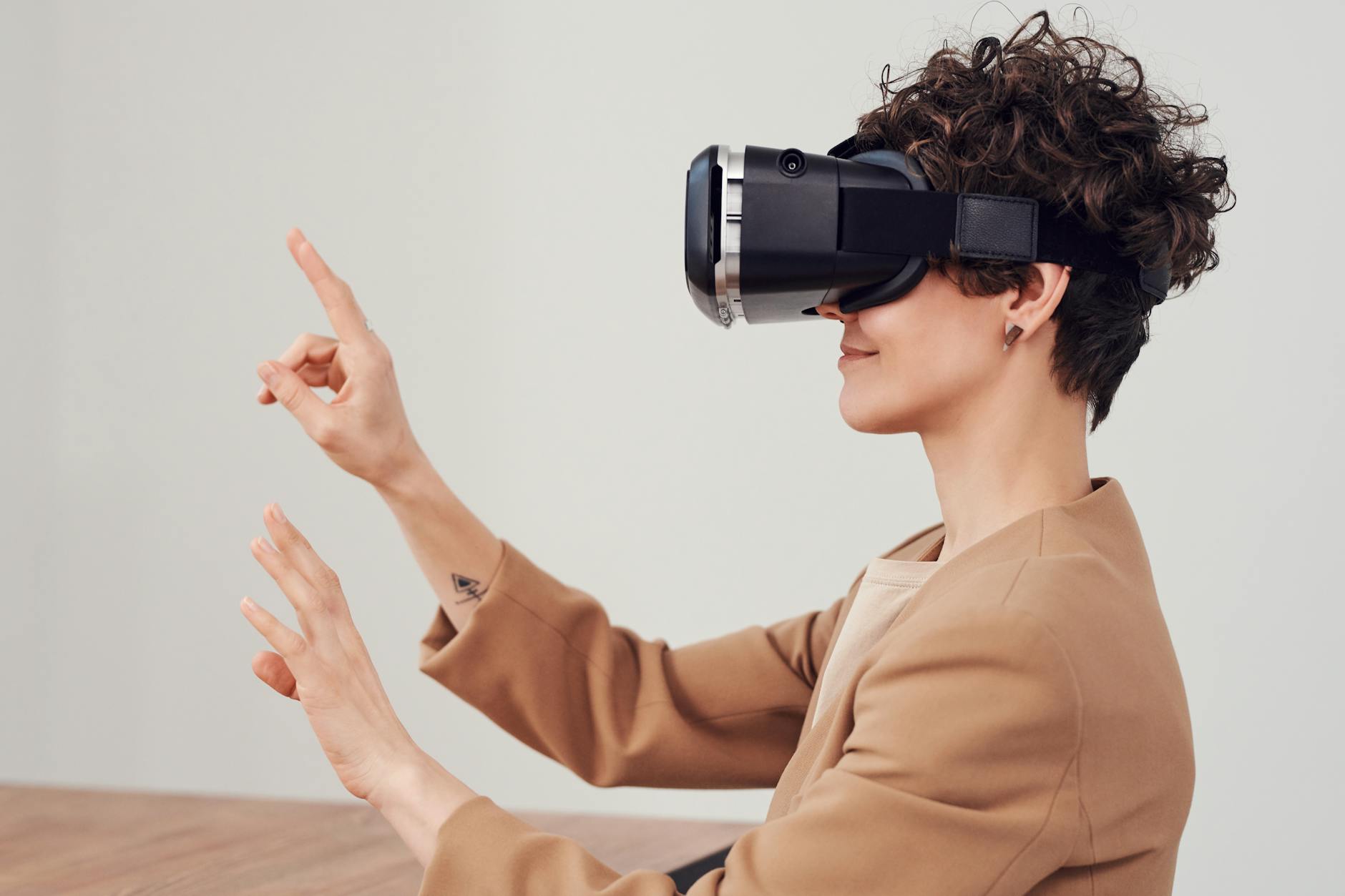 mujer usando gafas de realidad virtual