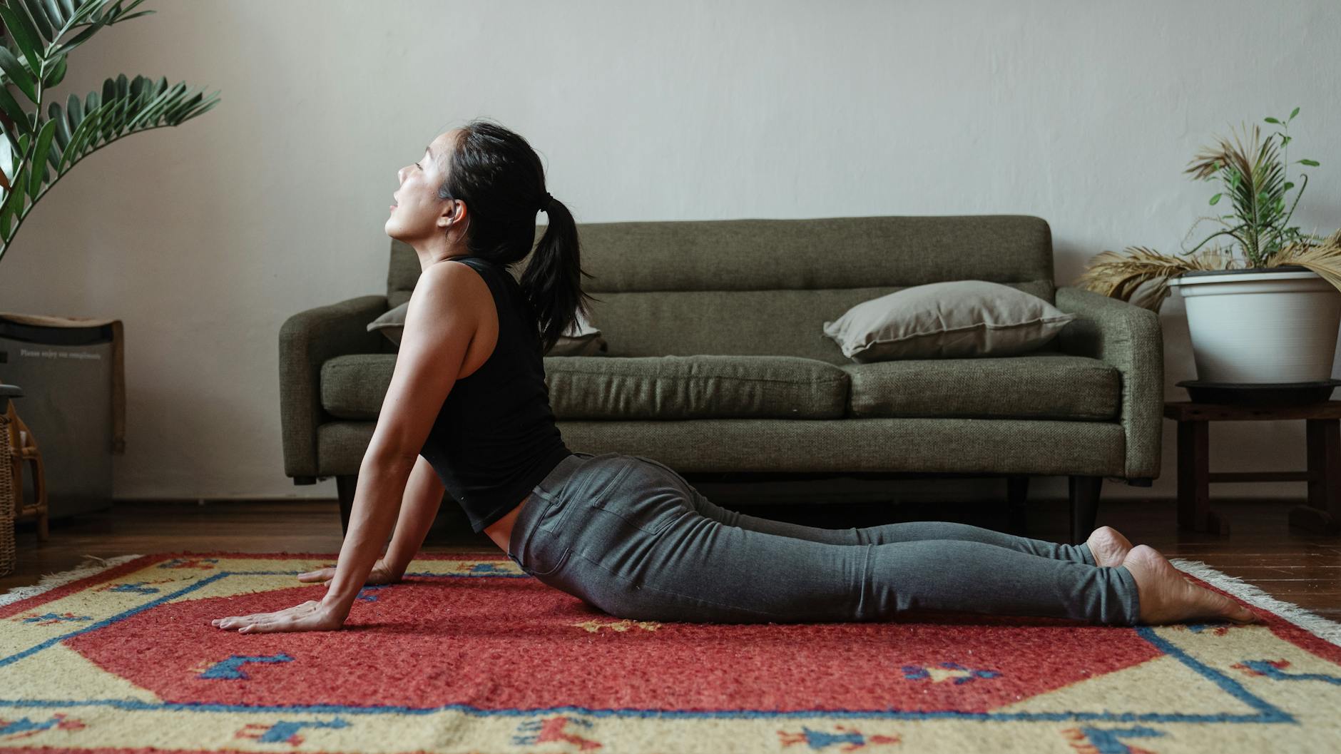 mujer haciendo postura de yoga