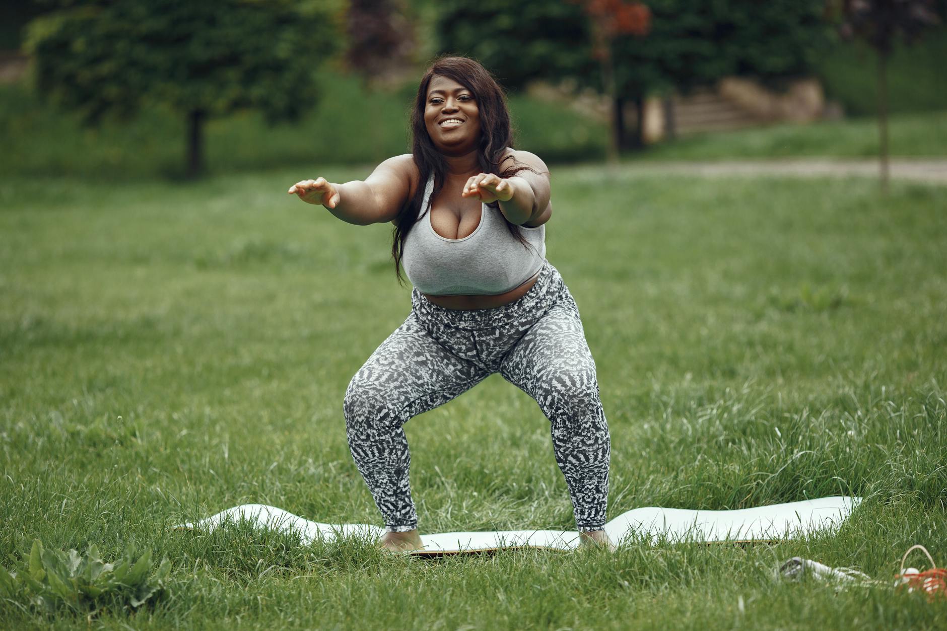 una mujer haciendo yoga