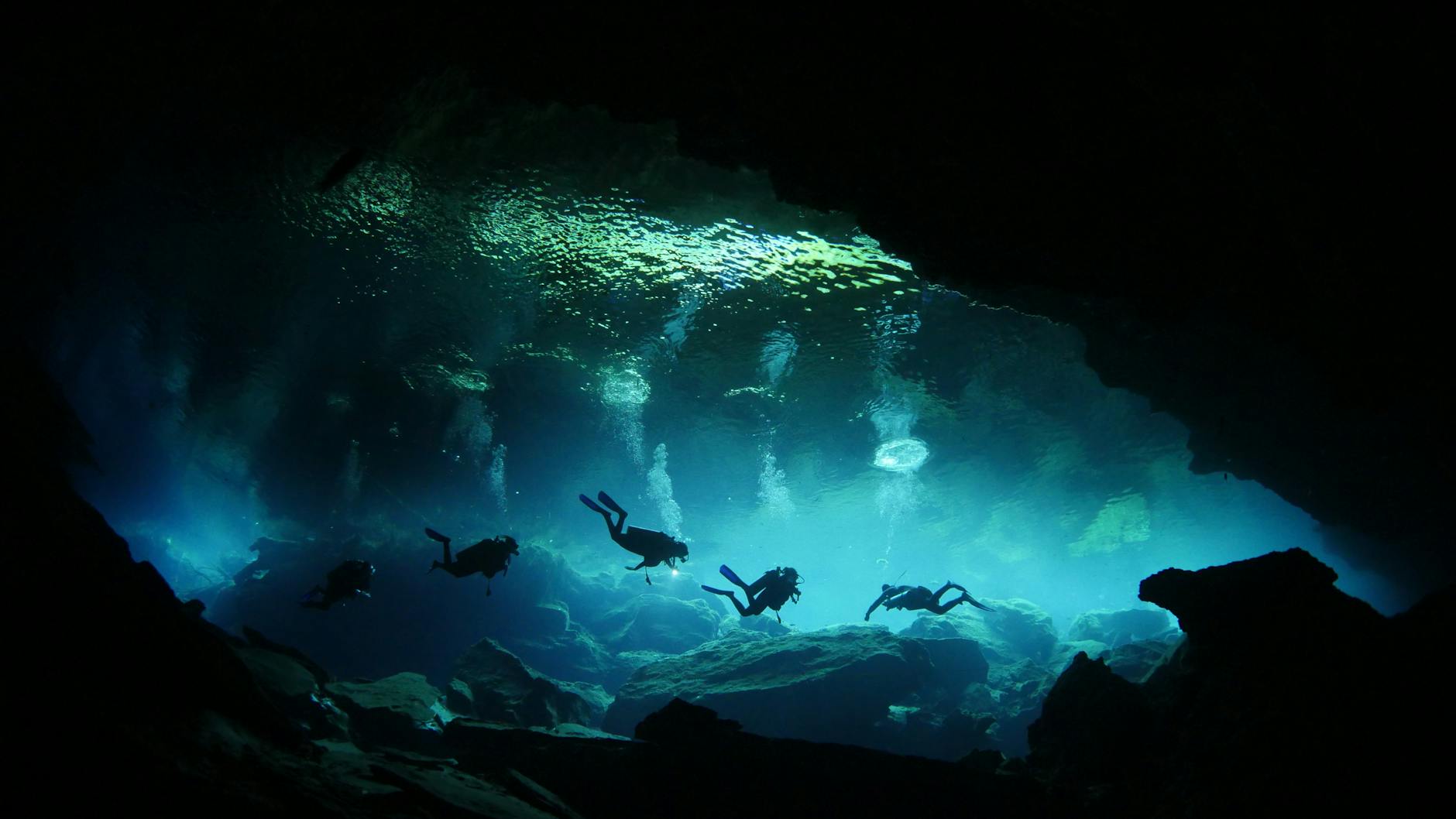 Buceadores en cueva submarina
