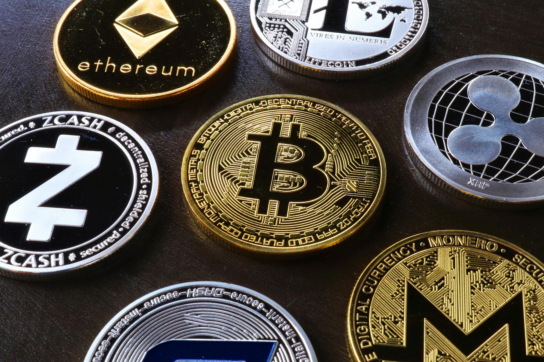 Diverses crypto-monnaies sur la table