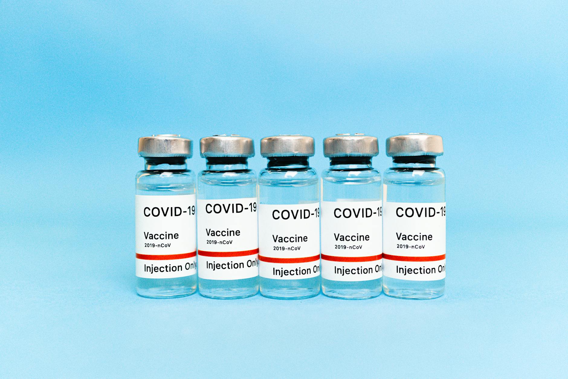 Flacons de vaccins sur fond bleu