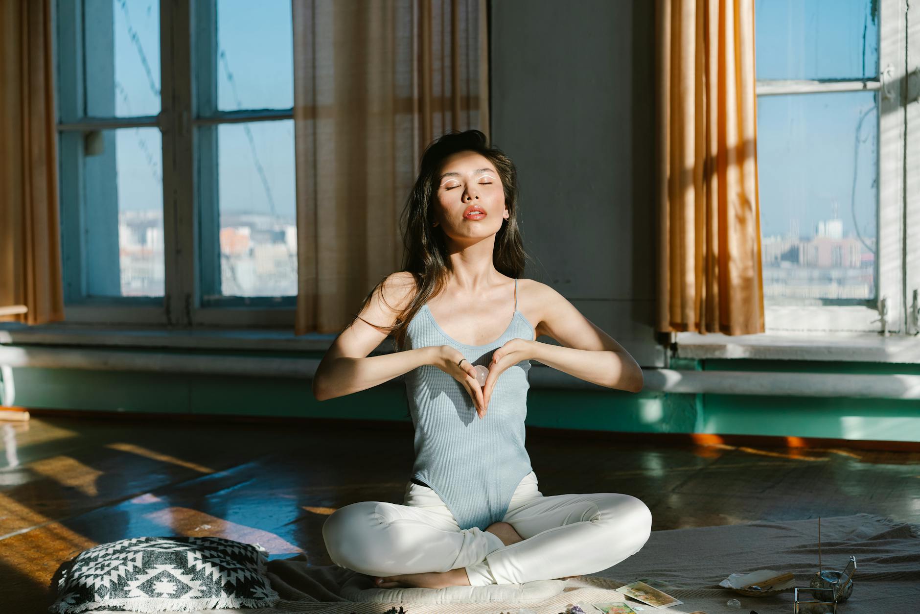Femme asiatique avec pierre pratiquant la méditation