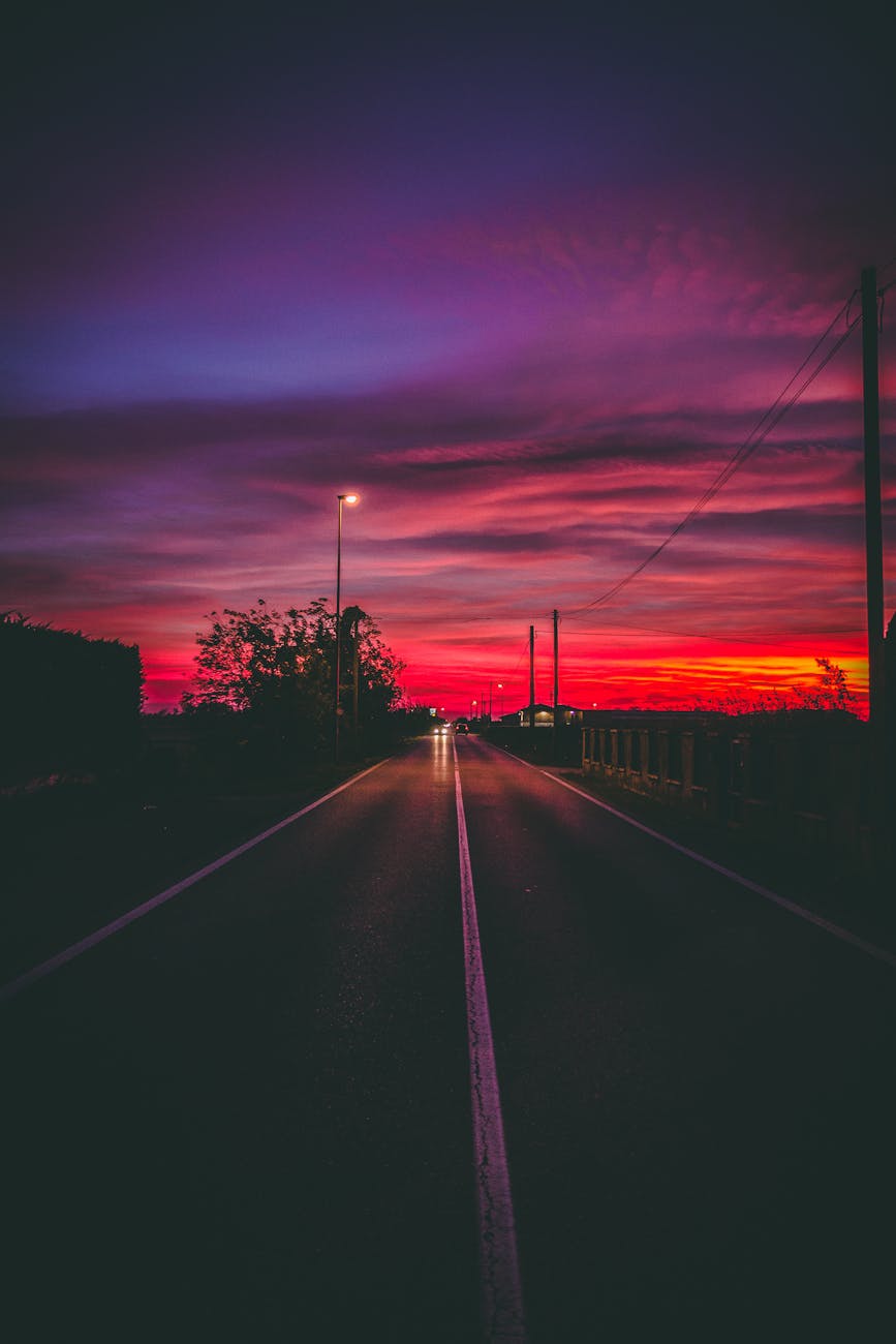 Fotografía de carretera de noche