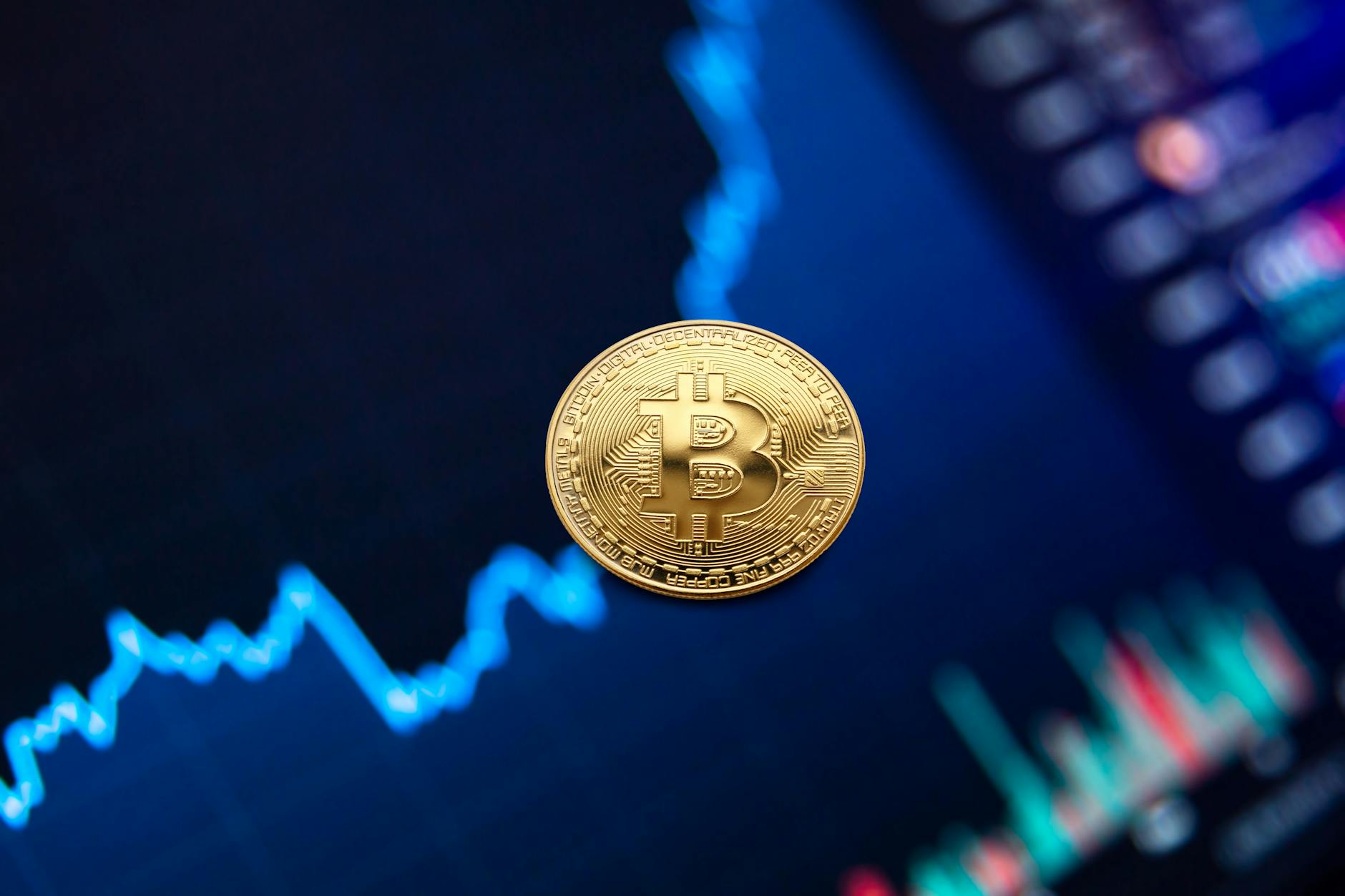 Moneda de oro Bitcoin en el fondo del gráfico de crecimiento