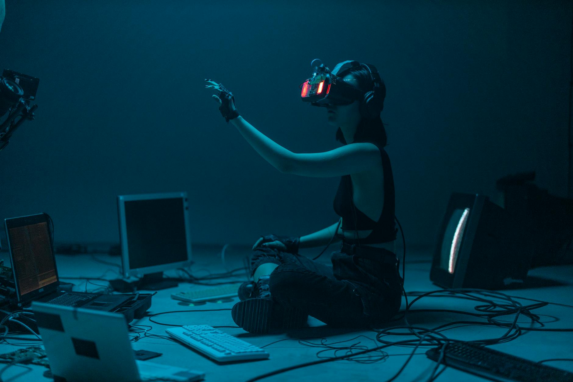 Una mujer con una camiseta sin mangas usando un casco de realidad virtual