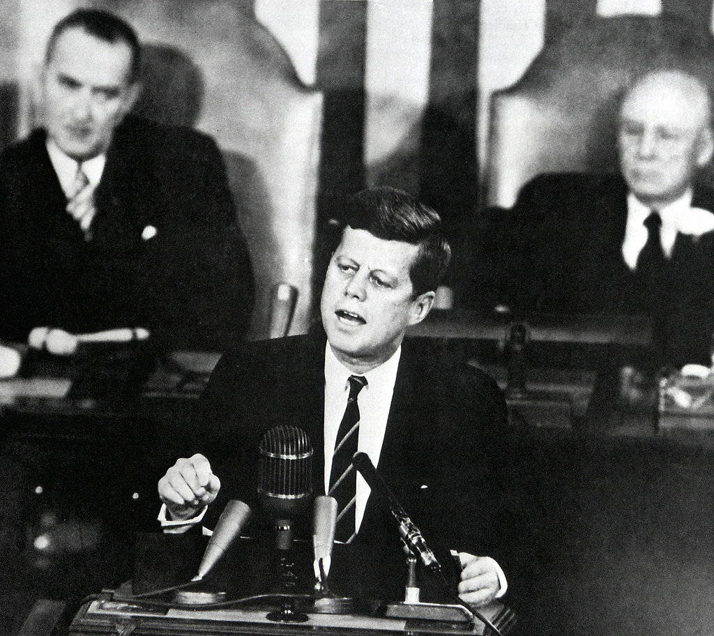 El presidente John F. Kennedy insta a apoyar la misión a la Luna (NASA, Marshall, 25/05/61)