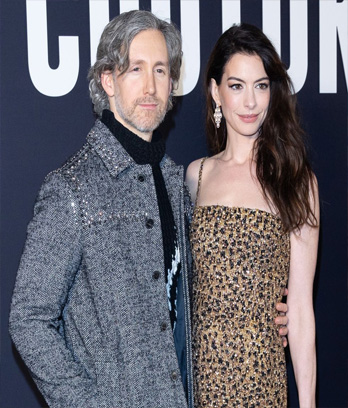 Adam et Anne assistent à la Fashion Week de Paris, le 25 janvier 2023, à Paris, en France.