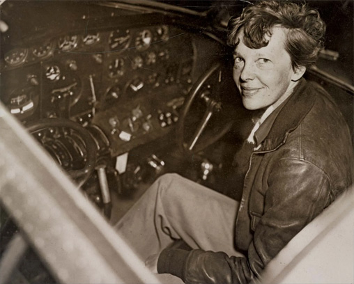 Amelia Earhart dans le cockpit d’un avion Lockheed Electra.