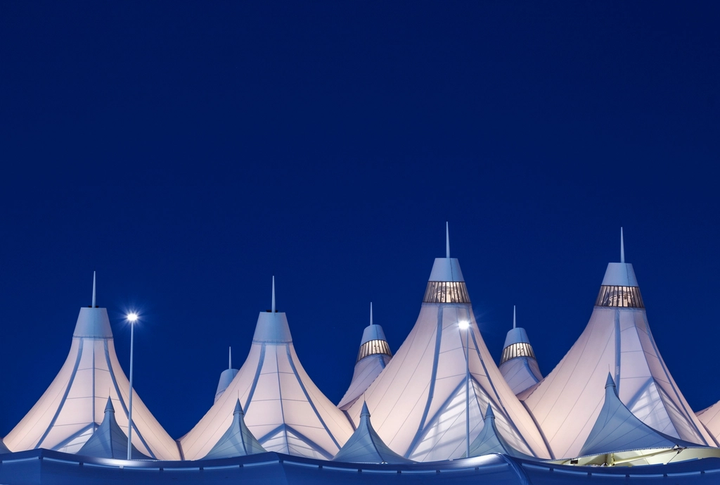 El techo puntiagudo del Aeropuerto Internacional de Denver