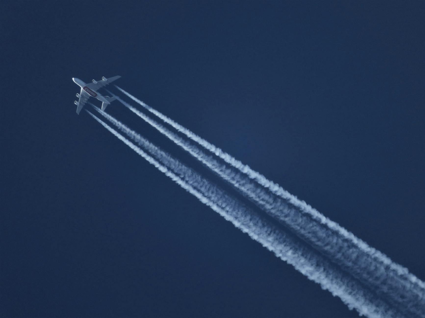 Avión volador que deja estelas de condensación