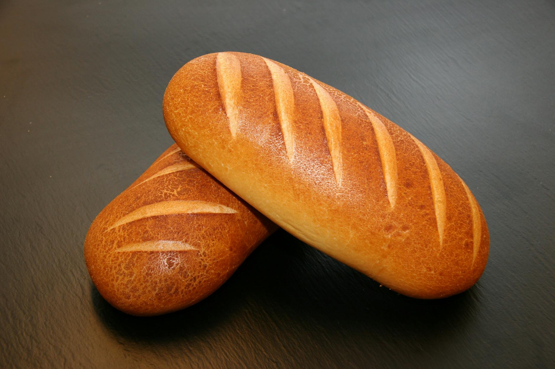 Dos panes integrales horneados en la mesa
