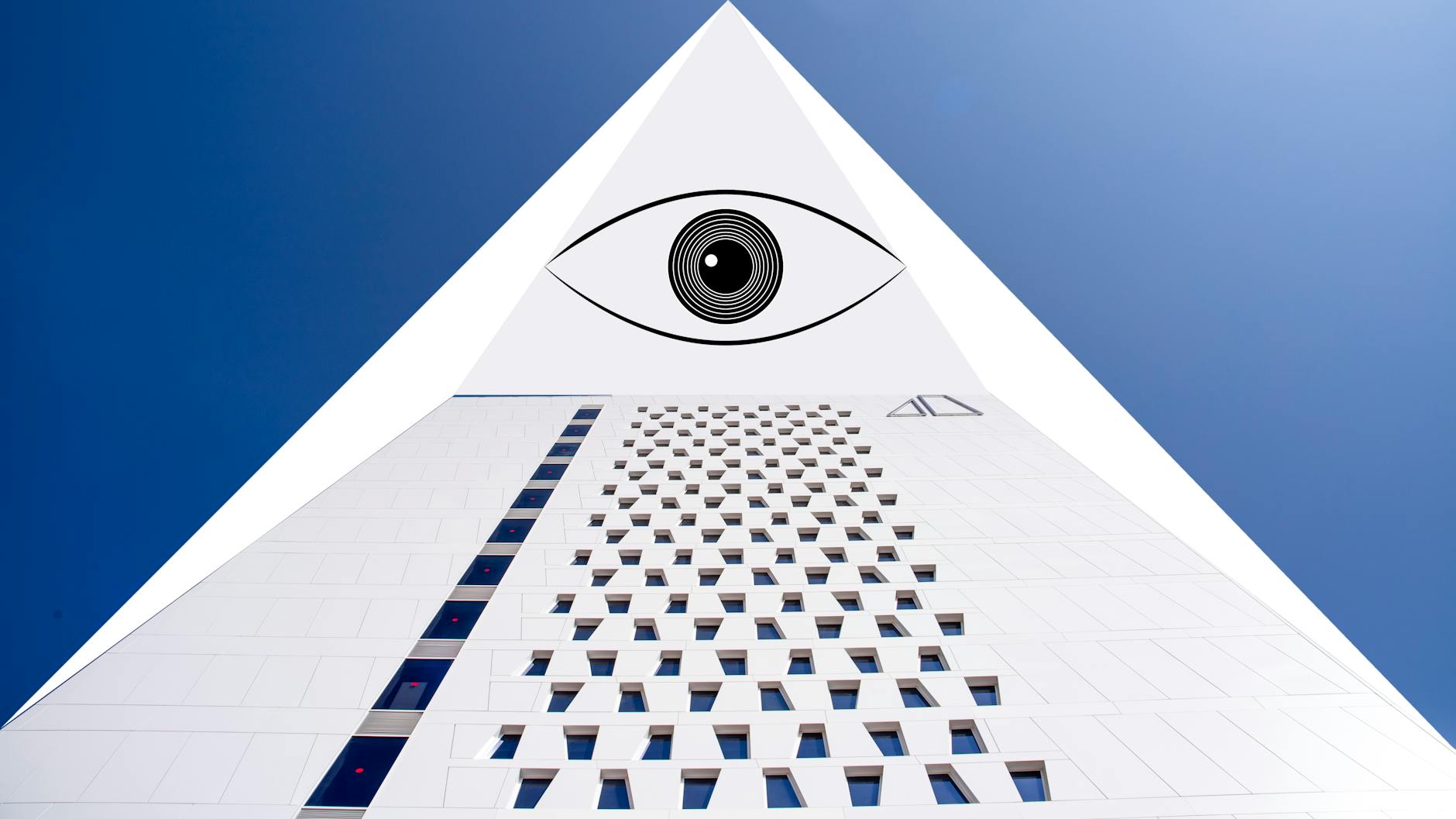 Edificio de hormigón blanco bajo cielo azul