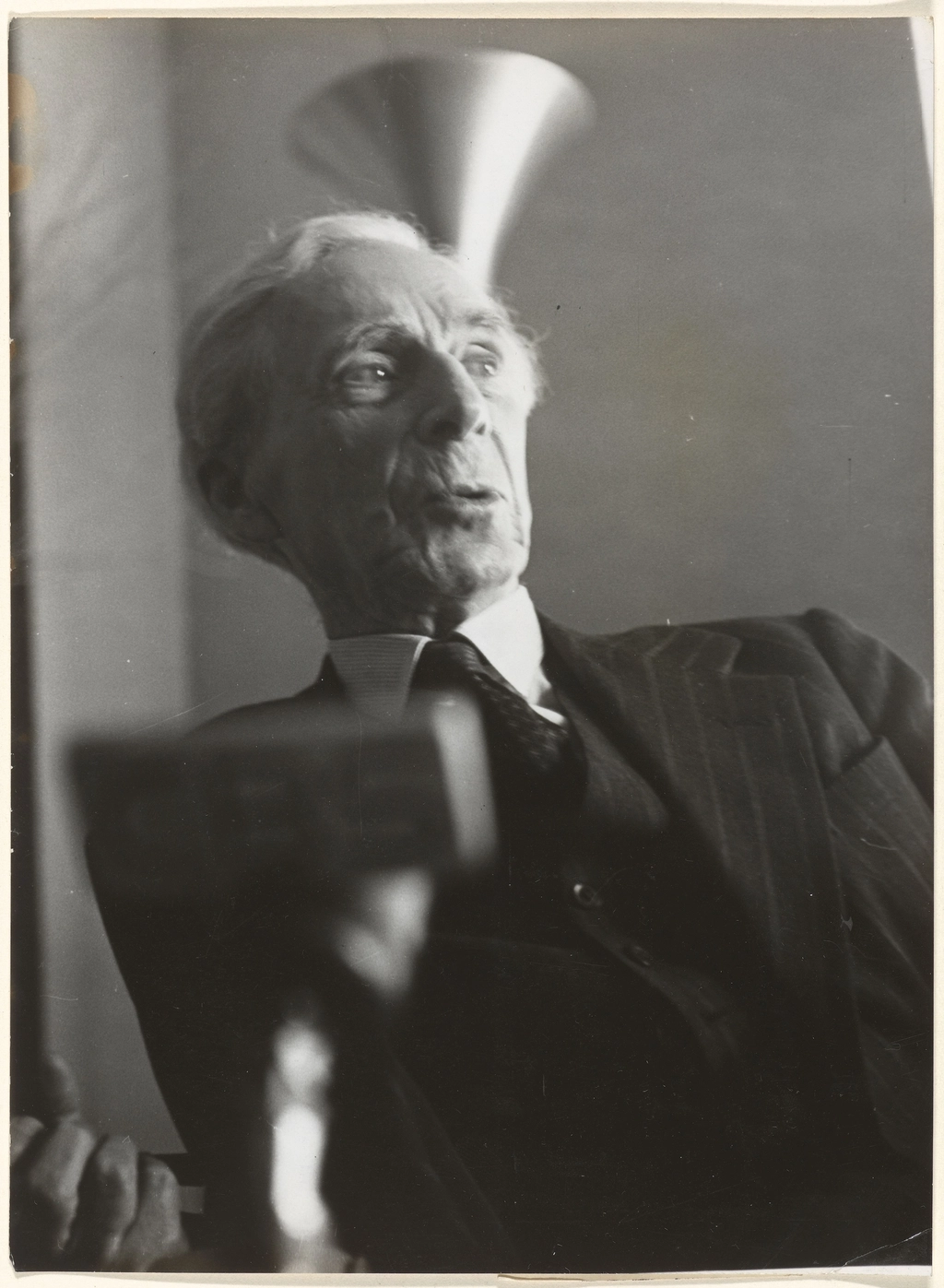 Bertrand Russell op persconferentie New