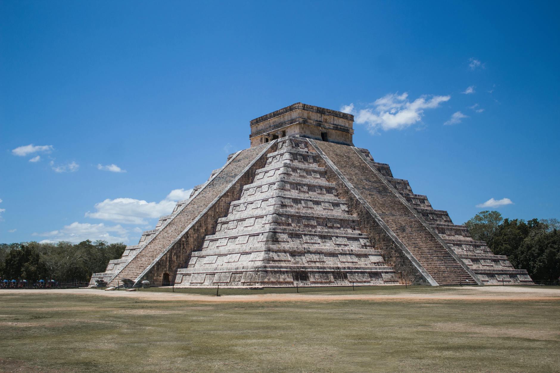 pyramid el castillo in chichen itza mexico