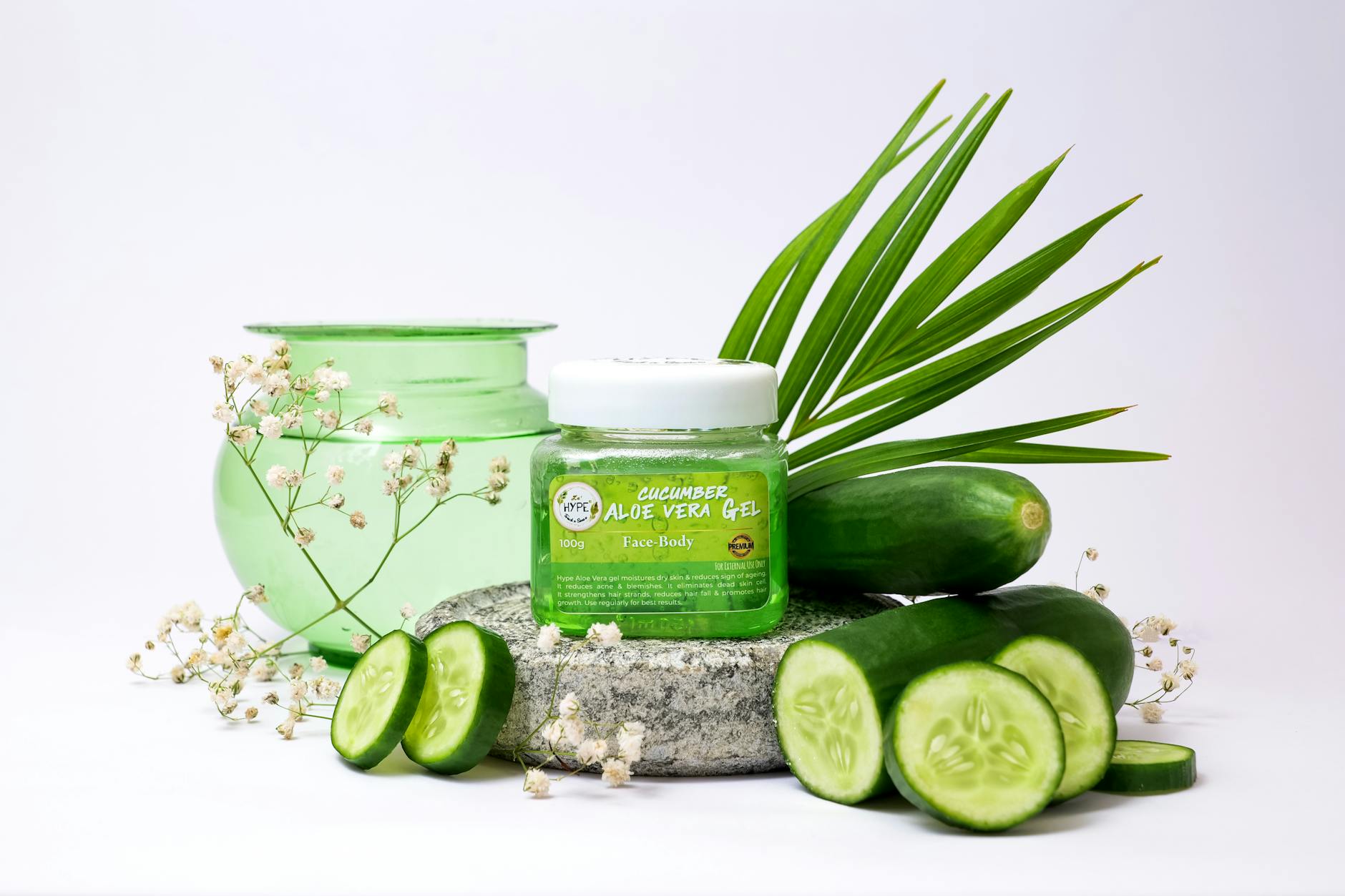 gel d’aloe vera et tranches de concombre autour