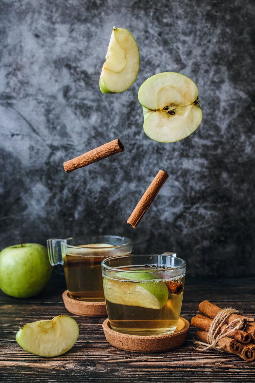 Photo de tranche de pomme verte et bâton de cannelle