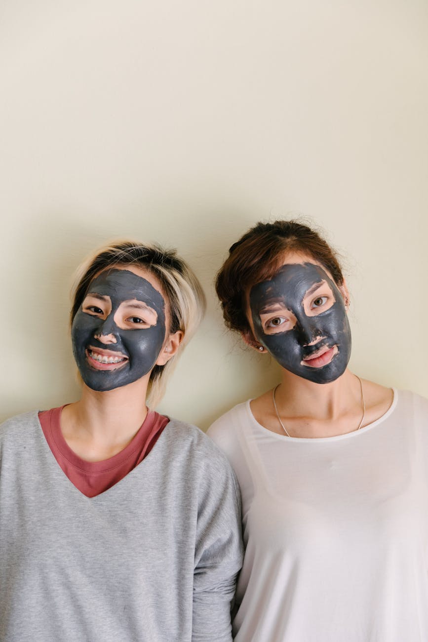 Femmes multiethniques avec masque facial noir sur fond beige