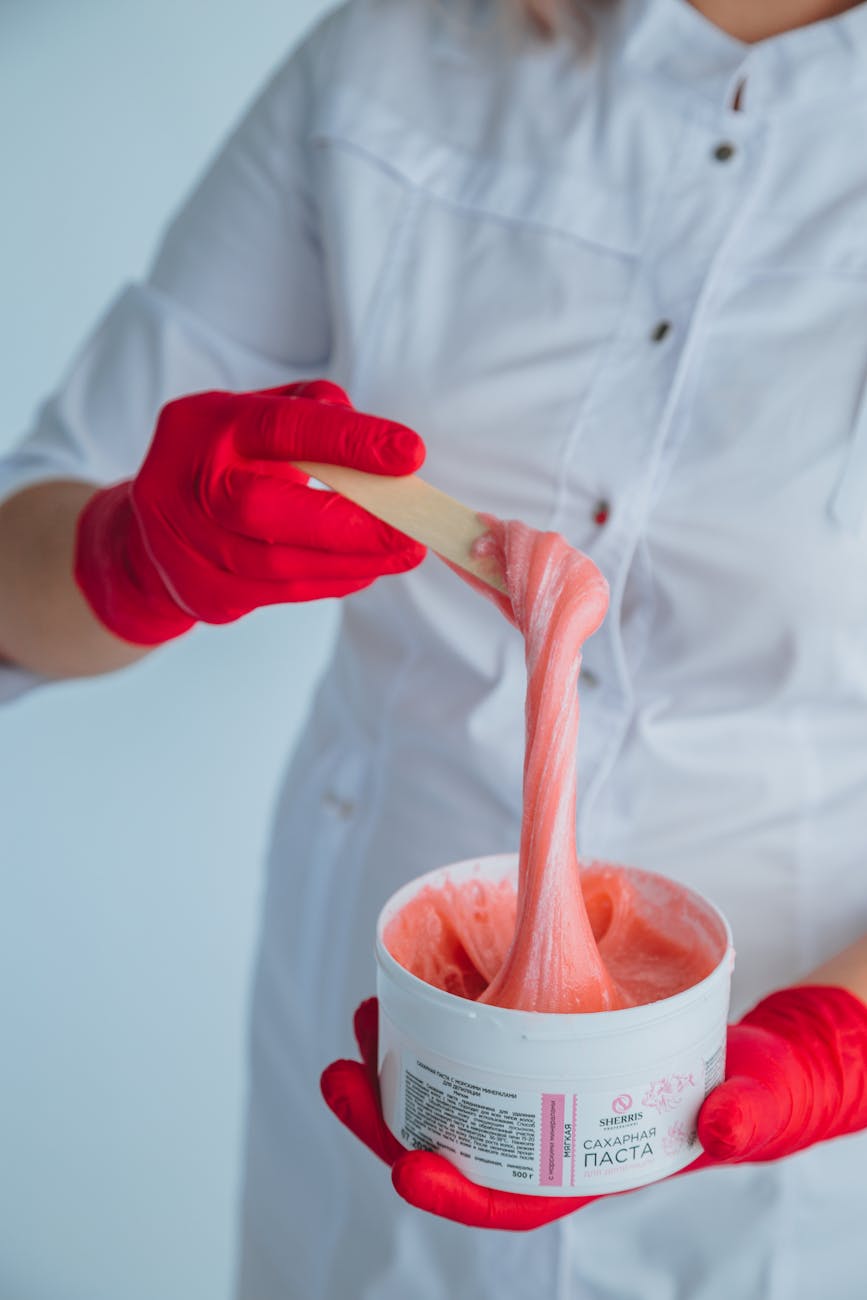 femme de culture avec pot de pâte à sucre