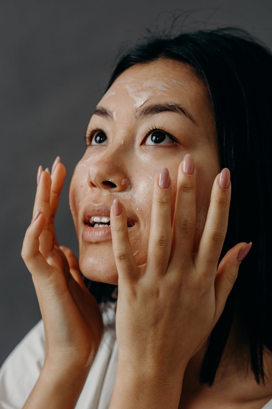 une femme se touchant le visage en levant les yeux