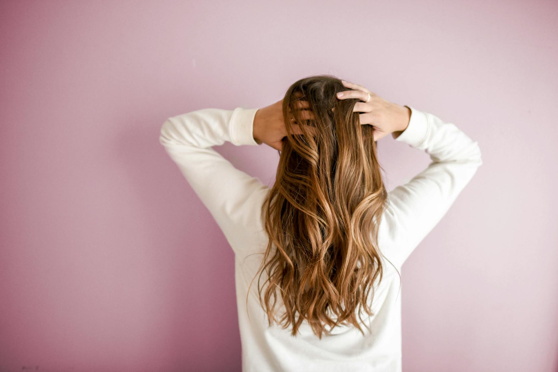 femme portant une chemise blanche à manches longues